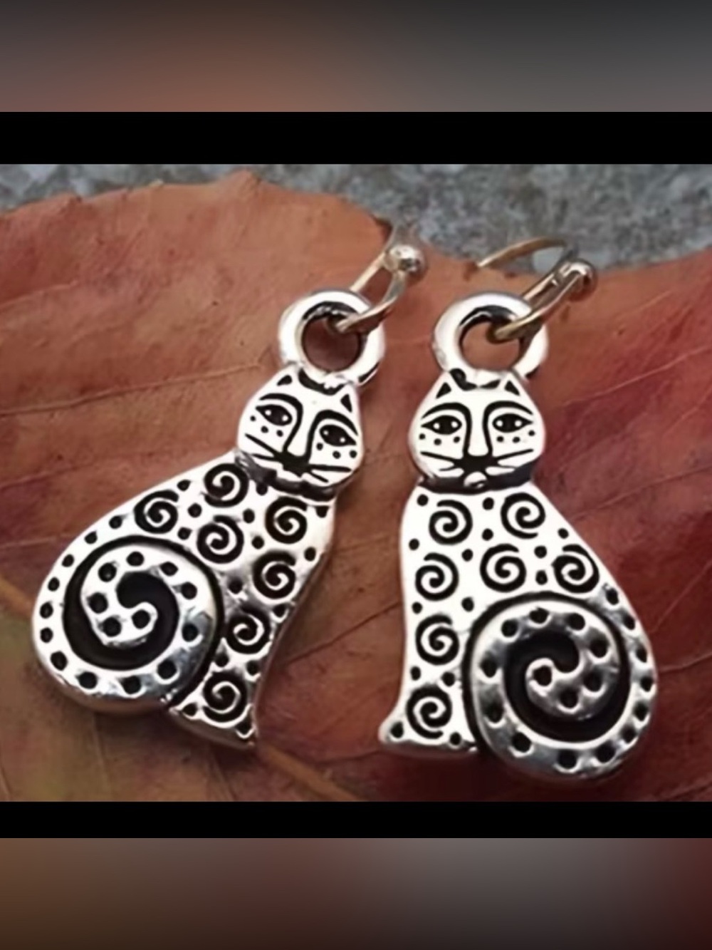Beautiful NWOT Silvertone cat earrings